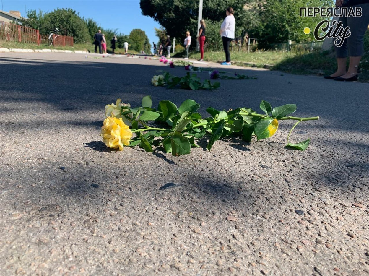 Живими квітами люди встеляють Максимові його останню дорогу 