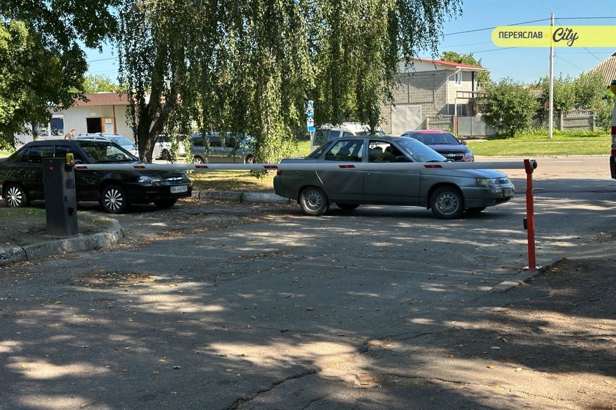 Ще два місяці тому в’їзд до лікарні з боку вулиці Богдана Хмельницького обмежили шлагбаумом.