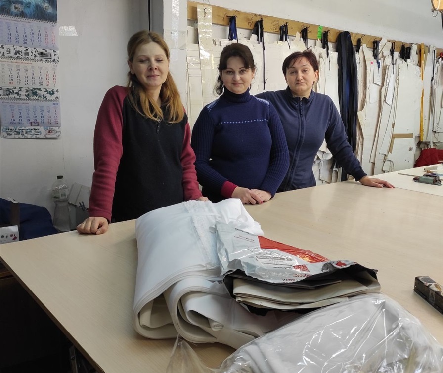 Кравчиня Наталя Сулима-Галенко (в центрі) з колегами шиють одяг для захисників
