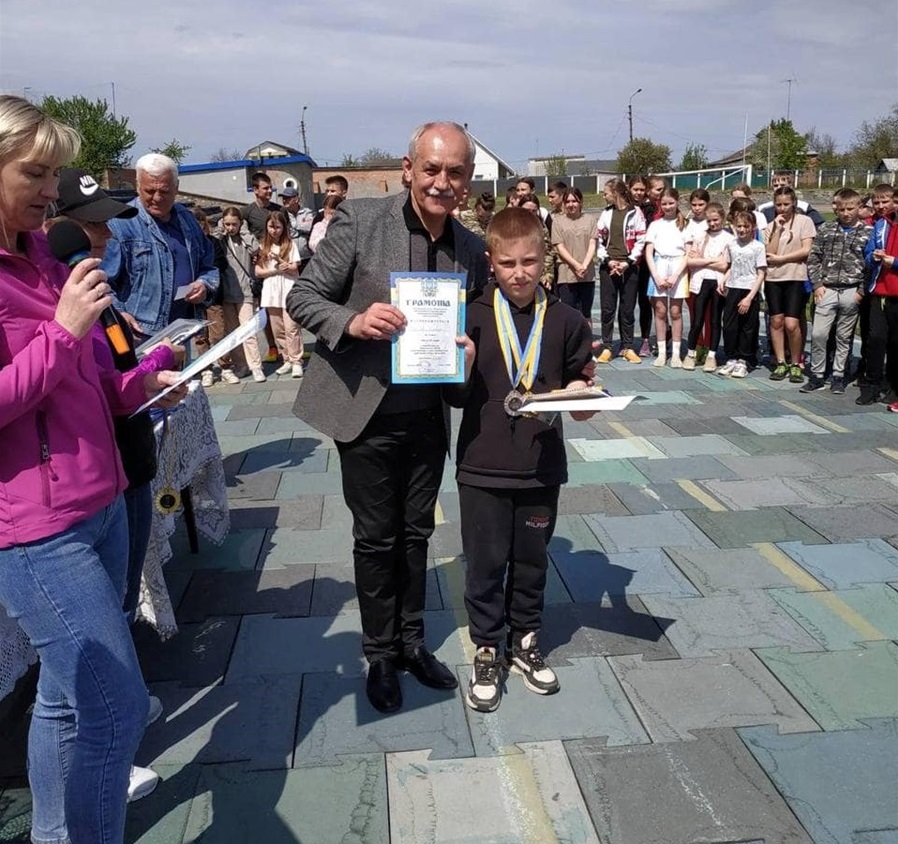 Вячеслав Саулко на церемонії нагородження юних спортсменів з Переяславської ДЮСШ на міському стадіоні 6 травня 2023 р.  