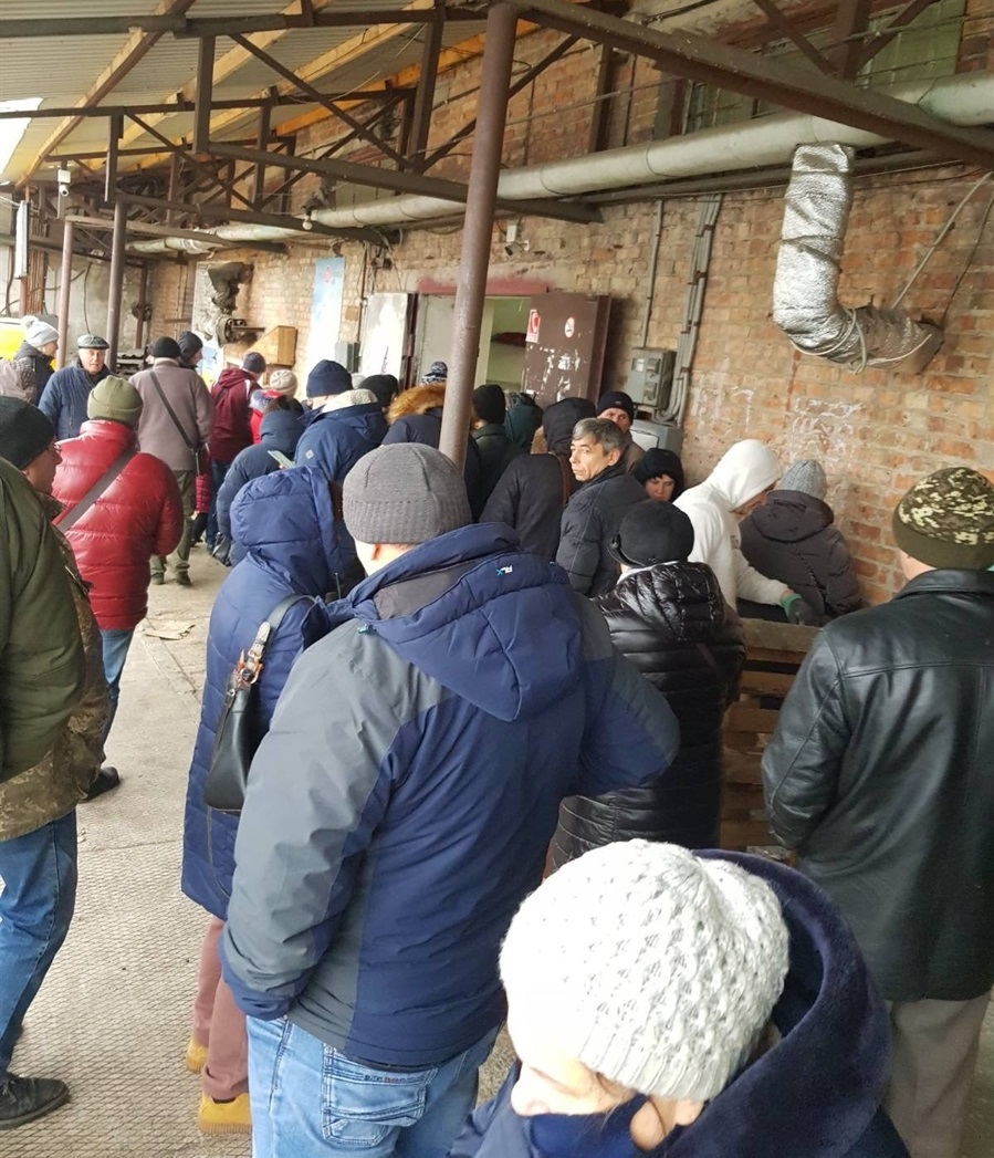 Черги за товарами на черкаській базі були величезними